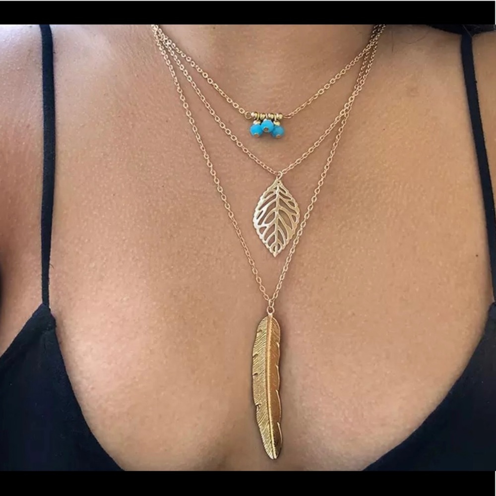 Multilayer leaf necklace in gold